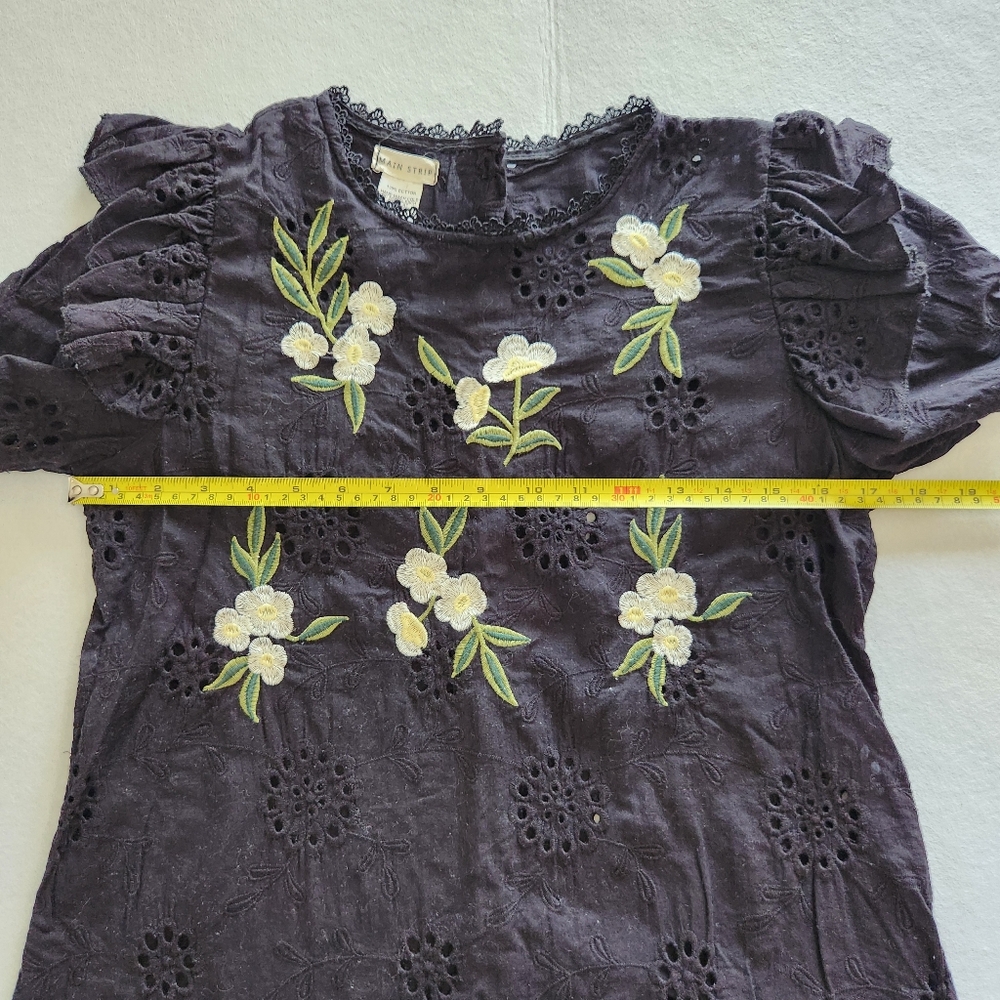 Main Strip Black Eyelet Floral Embroidered Short Sleeve Top Size Small - Picture 8 of 9